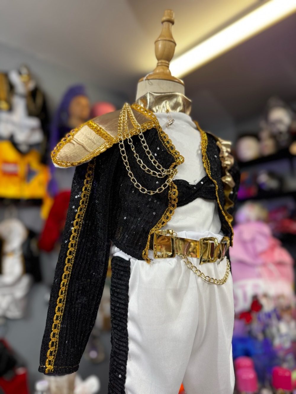 Rumi Golden costume - Picture 5 of 15